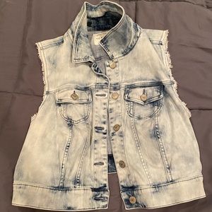 Sleeveless washout jean jacket